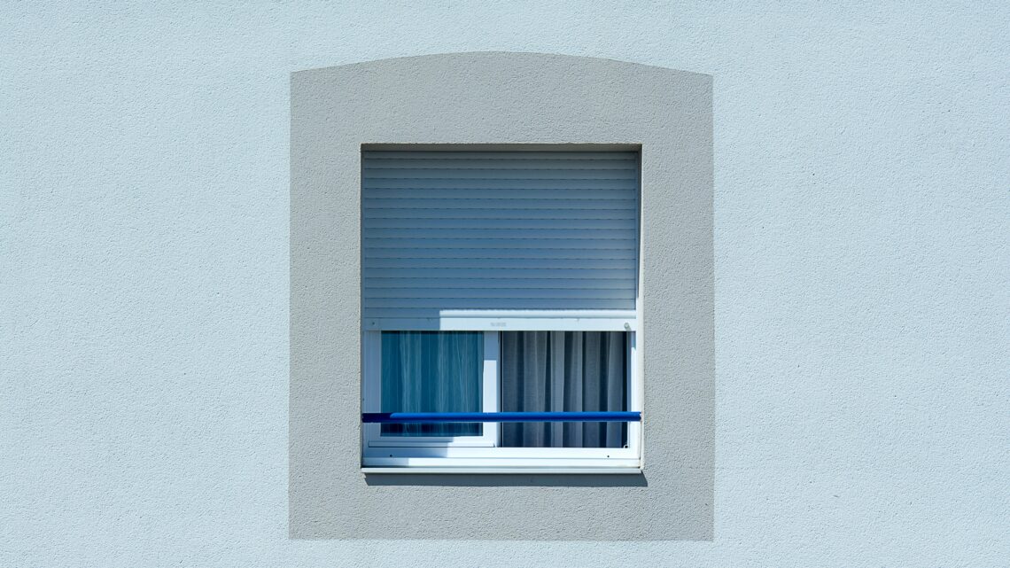 Wpływ sterowników na efektywność rolet zewnętrznych: Ile żył potrzebujesz do ich sterowania?