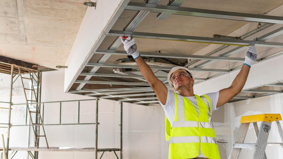 Serwisowanie i wynajem odzieży roboczej – praktyczny przewodnik po korzyściach dla twojego biznesu