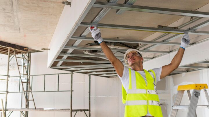 Serwisowanie i wynajem odzieży roboczej – praktyczny przewodnik po korzyściach dla twojego biznesu